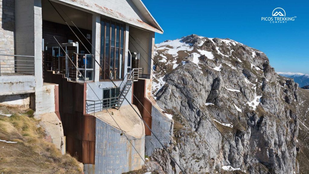 Guías de montaña en los Picos de Europa: ¿por qué son esenciales para una experiencia segura y enriquecedora?