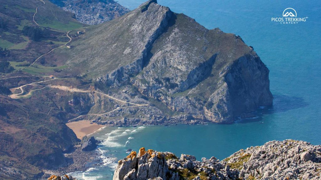 Las mejores travesías costeras en el Cantábrico: rutas que combinan mar y montaña